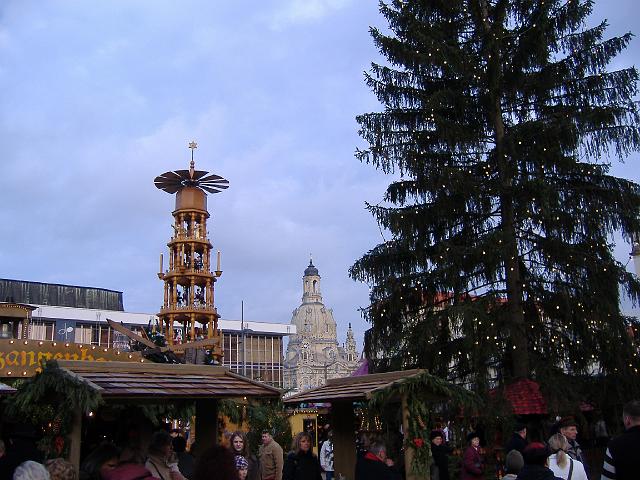 2008 - 132.JPG - Dresdner Striezelmarkt mit Blick auf die Frauenkirche
